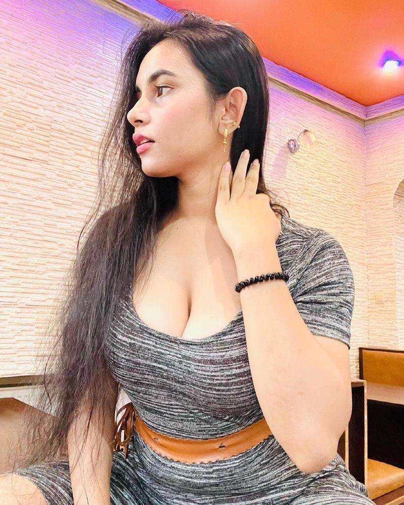 Mature women need a outside tour romance in Bara Bazar