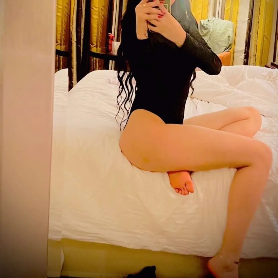 Discreet, genuine, and always attentive to your desires, I’m here to make sure our time together is unforgettable